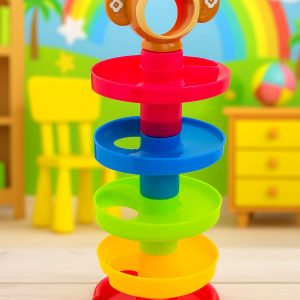 Torre didáctica con pelotas